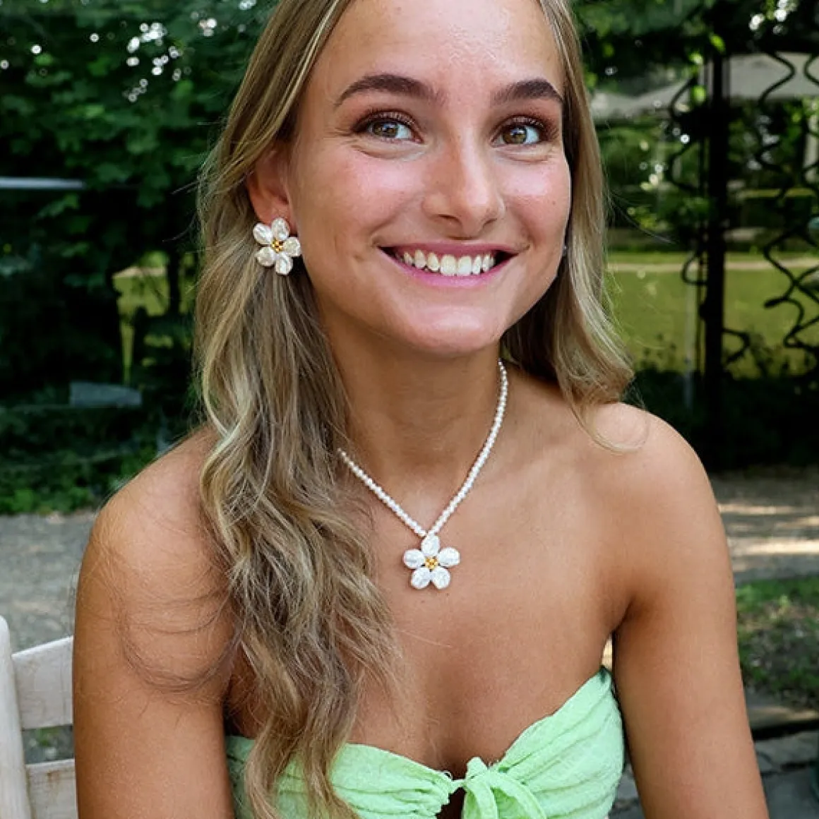 pearly_bloom_reringe_2.webp Winther Studio Øreringe*Pearly Bloom Øreringe Guld